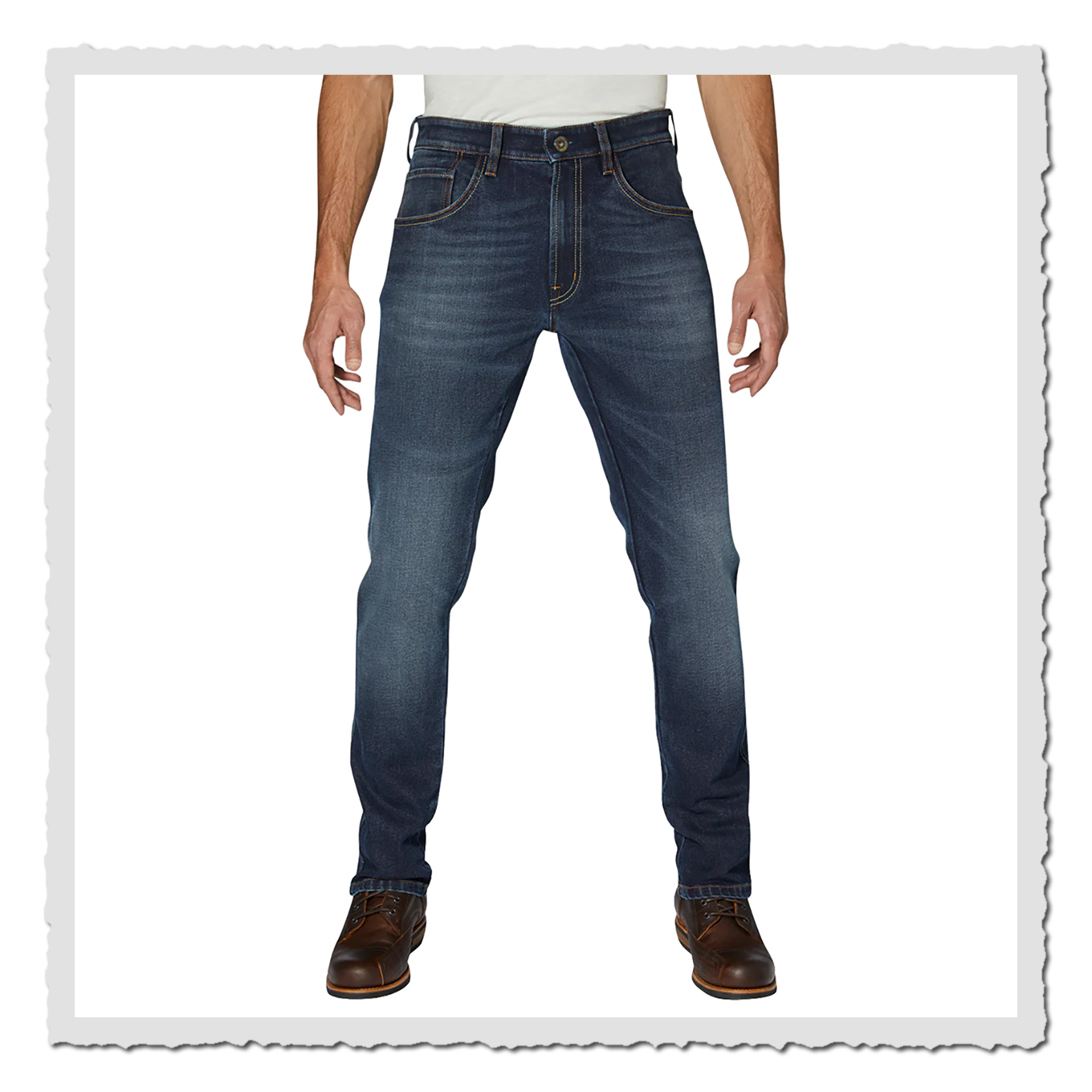 Mann trägt eine dunkelblaue Jeans und braune Schuhe, frontal freigestellt vor weißem Hintergrund.